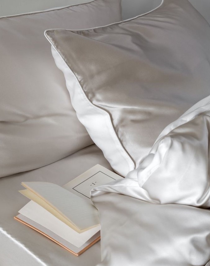 Dlaczego warto spać na jedwabnej poduszce? Rytuał dla piękna i dobrego samopoczucia